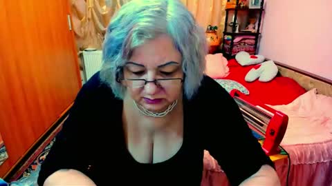 Snapshot of ellyhot53 chatting on January 4, 2:56 pm ellyhot53 online show from January 4, 2:56 pm