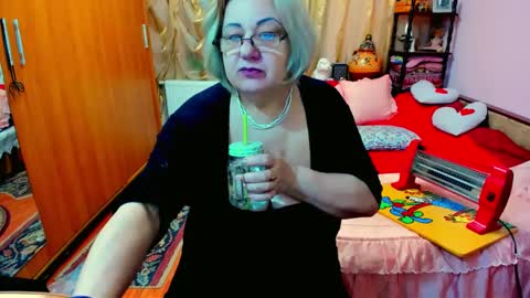 Snapshot of ellyhot53 chatting on January 19, 2:28 pm ellyhot53 online show from January 19, 2:28 pm