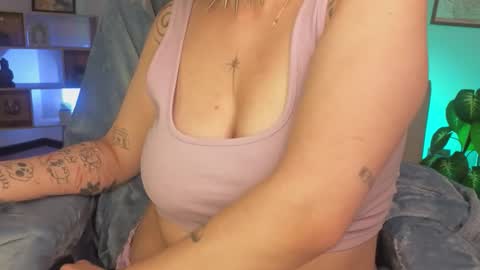 Snapshot of eloisee_ chatting on December 2, 4:40 am Eloise . online show from December 2, 4:40 am