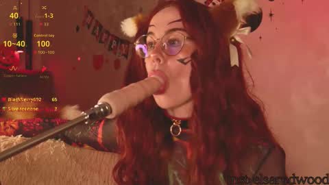 Snapshot of elsaredwood chatting on October 31, 3:35 pm ElsaRedwood online show from October 31, 3:35 pm