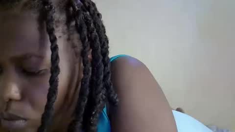 Snapshot of elvier_pretty chatting on October 31, 8:15 am flo online show from October 31, 8:15 am