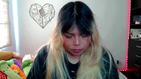 Snapshot of elymoon chatting on November 18, 3:16 pm Ely online show from November 18, 3:16 pm