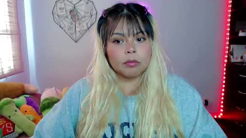 Snapshot of elymoon chatting on November 24, 7:57 pm Ely online show from November 24, 7:57 pm