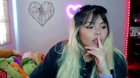 Snapshot of elymoon chatting on November 25, 8:31 pm Ely online show from November 25, 8:31 pm