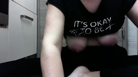 Snapshot of elyseblue chatting on January 3, 1:25 pm elyseblue online show from January 3, 1:25 pm