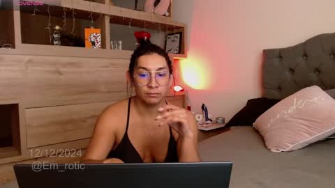 Snapshot of em_rotic chatting on December 12, 5:59 pm Emilia  online show from December 12, 5:59 pm