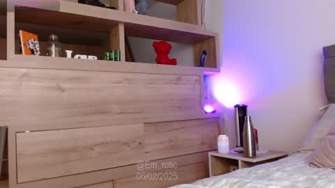 Snapshot of em_rotic chatting on February 6, 5:19 pm Emilia  online show from February 6, 5:19 pm