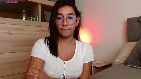 Snapshot of em_rotic chatting on March 1, 1:07 pm Emilia  online show from March 1, 1:07 pm