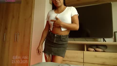 Snapshot of em_rotic chatting on October 23, 8:51 pm Emilia  online show from October 23, 8:51 pm