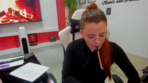 Snapshot of ema_04 chatting on January 28, 9:19 pm Estefany Martinez Acua INSTAGRAM ema 04oficial online show from January 28, 9:19 pm