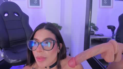 emelie_89 online show from March 3, 6:22 pm