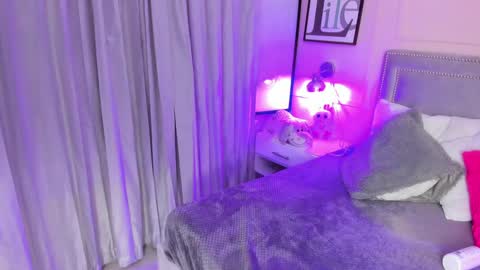 Snapshot of emelie_ch_ chatting on December 20, 12:52 am Emily  online show from December 20, 12:52 am