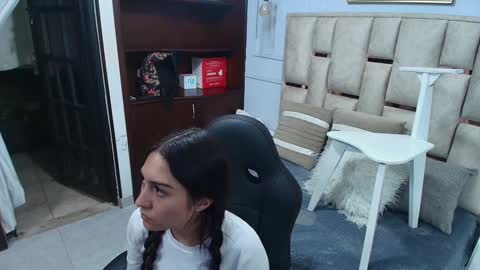 Snapshot of emelie_ch_ chatting on January 17, 2:08 am Emily  online show from January 17, 2:08 am