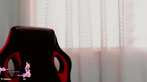 Snapshot of emely_peyton chatting on October 18, 1:56 pm emely_peyton online show from October 18, 1:56 pm