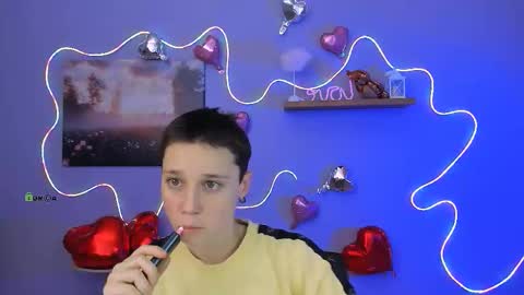 Snapshot of emi_fade chatting on February 17, 9:06 am emi_fade online show from February 17, 9:06 am