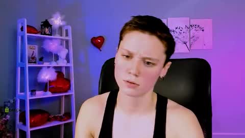 Snapshot of emi_fade chatting on March 1, 10:17 am emi_fade online show from March 1, 10:17 am