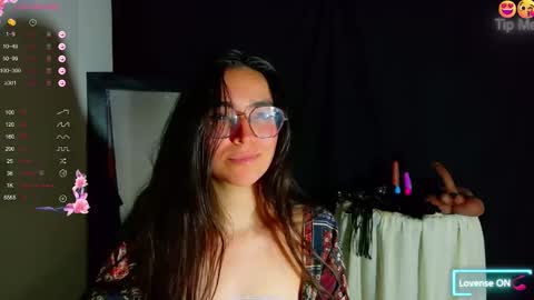 Snapshot of emi_roberts chatting on October 28, 4:27 am Emmily Roberts online show from October 28, 4:27 am