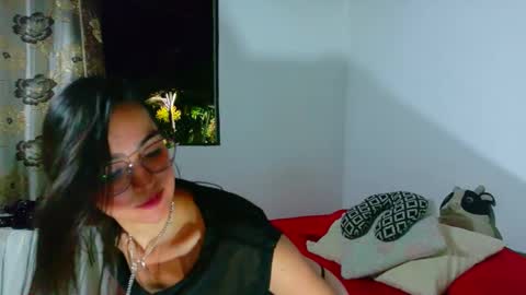 Snapshot of emi_roberts chatting on November 13, 12:31 am Emmily Roberts online show from November 13, 12:31 am