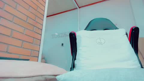 EmillySaenz online show from January 29, 6:39 pm