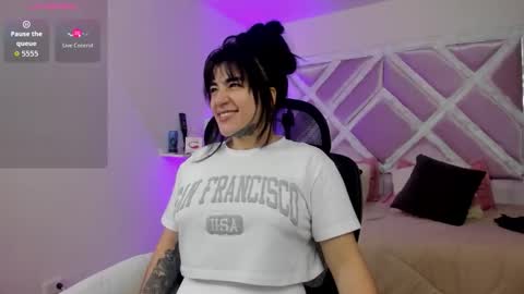 Snapshot of emilayton_ chatting on October 14, 7:14 pm emilayton_ online show from October 14, 7:14 pm