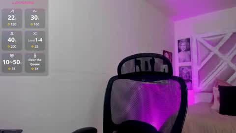 Snapshot of emilayton_ chatting on October 22, 6:40 pm emilayton_ online show from October 22, 6:40 pm