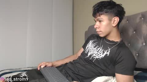 Snapshot of emile_239 chatting on December 19, 4:56 am emile_239 online show from December 19, 4:56 am