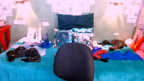 Snapshot of emili_roux chatting on February 19, 12:44 pm Emili roux online show from February 19, 12:44 pm