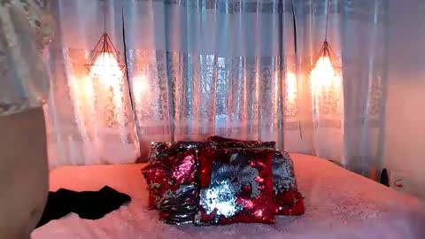 Snapshot of emili_roux chatting on February 28, 5:15 pm Emili roux online show from February 28, 5:15 pm