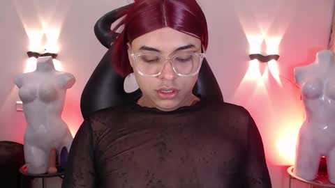 Snapshot of emili_roux chatting on February 22, 5:44 pm Emili roux online show from February 22, 5:44 pm