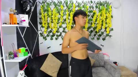 EMILI AND GIN online show from December 4, 5:27 am