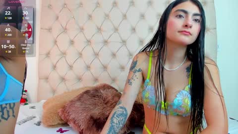 Snapshot of emilieandblake chatting on December 28, 12:45 pm emilieandblake online show from December 28, 12:45 pm