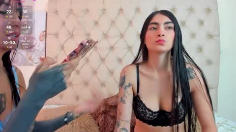 Snapshot of emilieandblake chatting on November 2, 12:40 pm emilieandblake online show from November 2, 12:40 pm