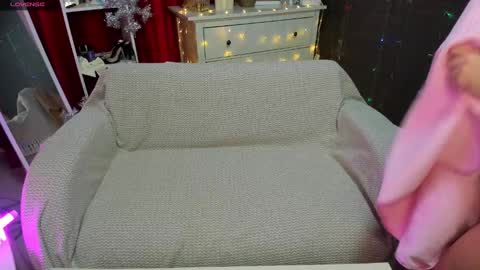 Snapshot of emiliyaqueen chatting on December 7, 1:36 am Emiliya online show from December 7, 1:36 am