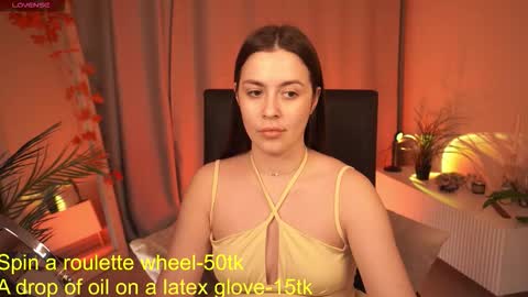 Snapshot of emiliyaroude chatting on November 28, 1:25 pm Emiliya online show from November 28, 1:25 pm