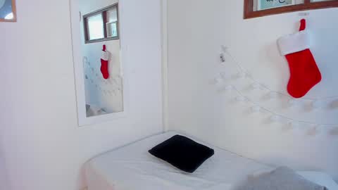 Snapshot of emillygonzalez chatting on December 6, 4:36 am .  . online show from December 6, 4:36 am
