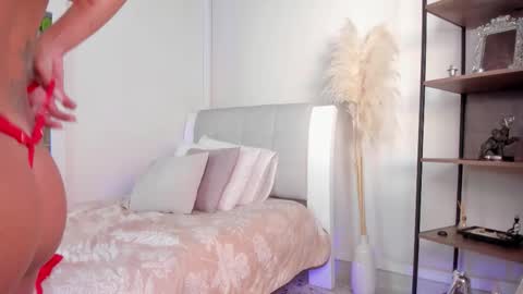 Snapshot of emillygonzalez chatting on October 27, 8:57 pm .  . online show from October 27, 8:57 pm