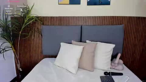 Snapshot of emillyharper_ chatting on October 8, 4:10 am emillyharper_ online show from October 8, 4:10 am