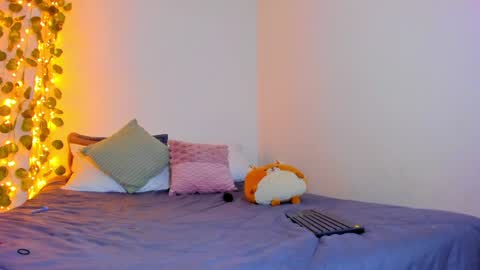 Snapshot of emillyhils1 chatting on February 3, 6:02 am emilly online show from February 3, 6:02 am