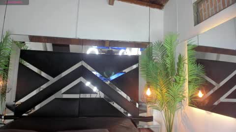 Snapshot of emily18__ chatting on December 5, 10:46 am Emily online show from December 5, 10:46 am