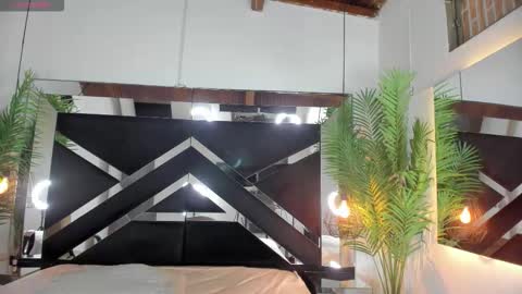 Snapshot of emily18__ chatting on December 15, 10:52 am Emily online show from December 15, 10:52 am