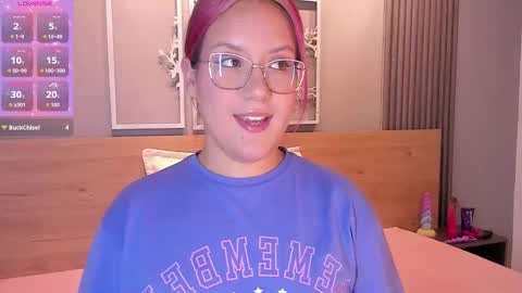 Snapshot of emily_5weet chatting on November 27, 4:14 am Emily online show from November 27, 4:14 am