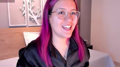 Snapshot of emily_5weet chatting on December 14, 2:50 am Emily online show from December 14, 2:50 am