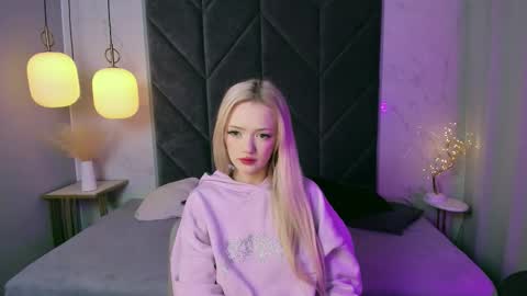 Snapshot of emily_air chatting on September 28, 3:39 pm Emily online show from September 28, 3:39 pm