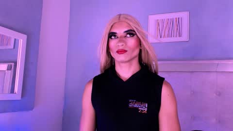 Snapshot of emily_castillo1_ chatting on September 21, 5:53 am emily_castillo1_ online show from September 21, 5:53 am