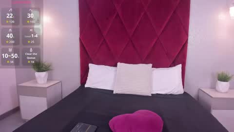 emily_clarkk_ online show from April 17, 9:07 pm