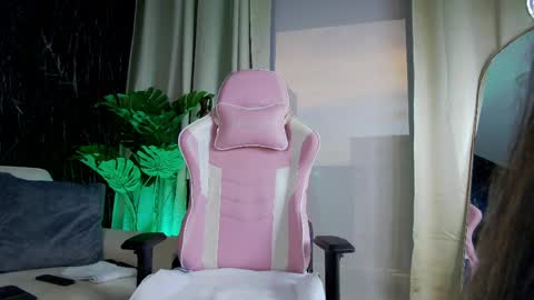 Emily foxx01 online show from April 4, 11:13 pm