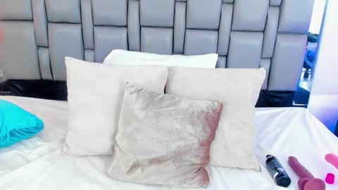 Snapshot of emily_gil1 chatting on February 3, 5:03 pm Emi online show from February 3, 5:03 pm