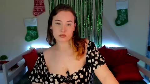 Snapshot of emily_gin chatting on December 28, 6:28 am EMILY online show from December 28, 6:28 am