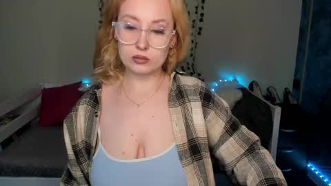 Snapshot of emily_gin chatting on September 29, 2:16 am EMILY online show from September 29, 2:16 am