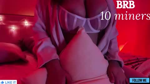 Snapshot of emily_gin chatting on November 6, 2:34 am EMILY online show from November 6, 2:34 am